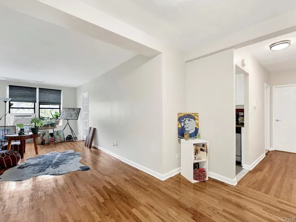 285 East 35th Street image 4 of 10