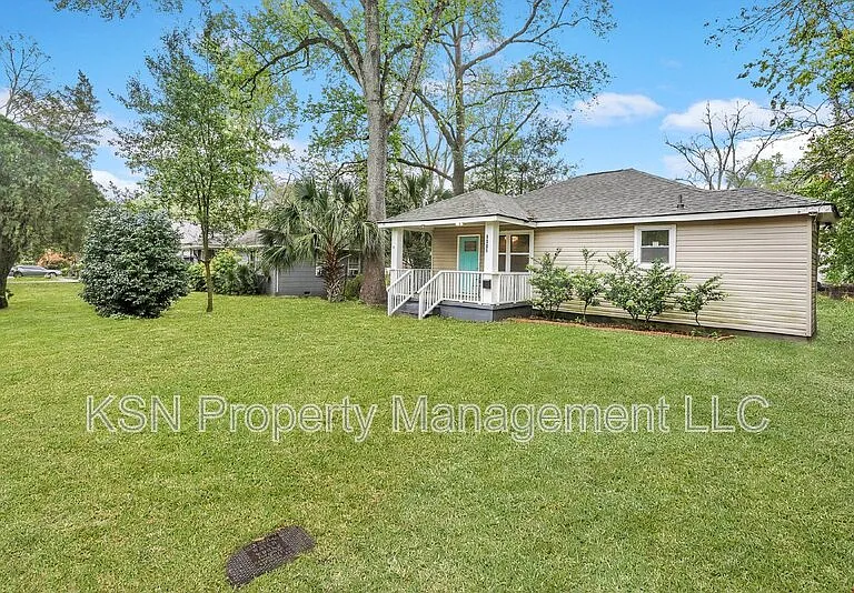 1305 E 32nd St — Photo 7