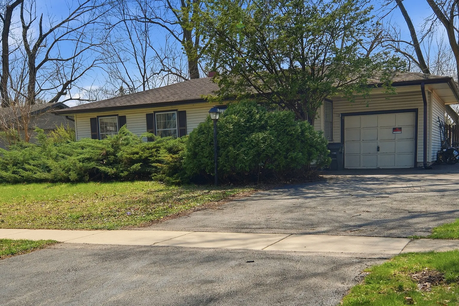 30W125 Claymore Ln photo 1