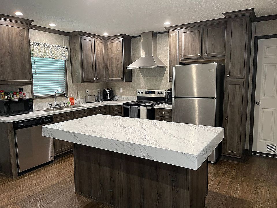 Kitchen with large island
