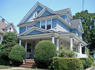 29 Yale Pl, Rockville Centre, NY 11570