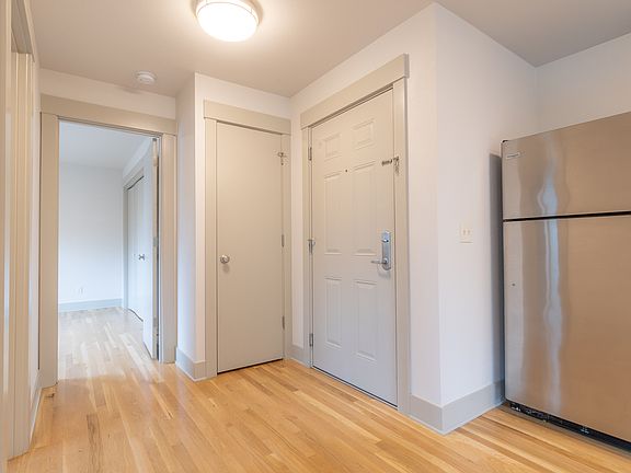 5th image of 5010 N Maryland Ave Unit 5