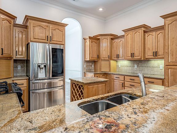 3rd image of 402 Spicebush Ct