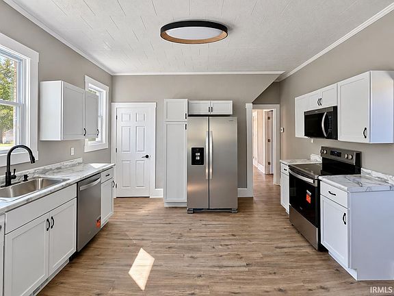 5th image of 631 W 8th St