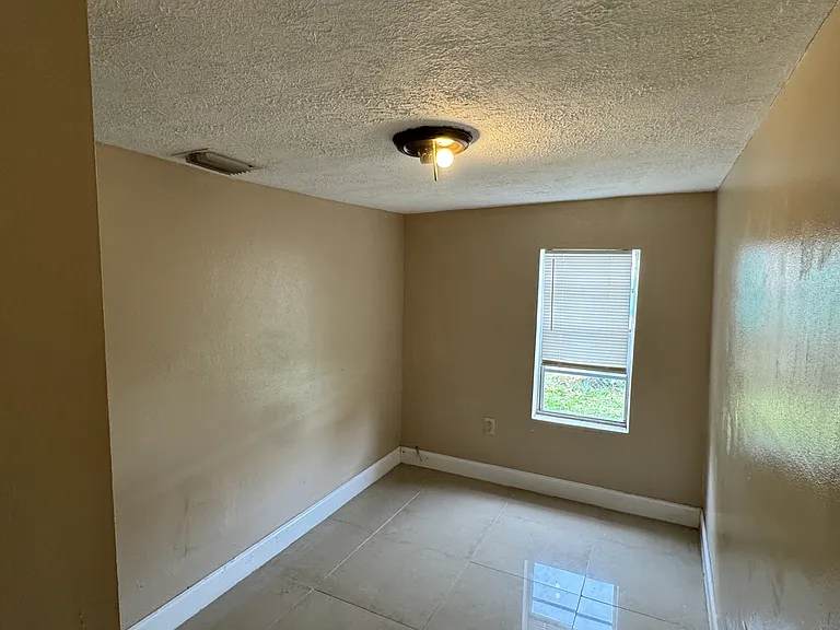 1510 Avenue H — Photo 7