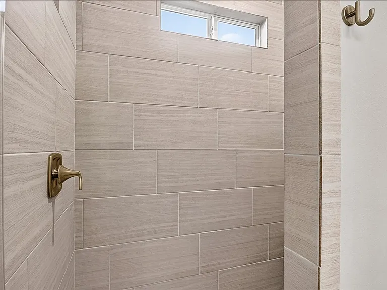 6718 Stuyvesant Ct — Photo 27