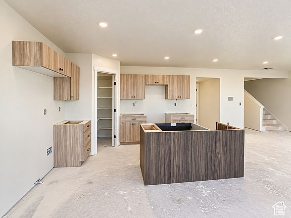 4th image of 1077 N Summit View Dr W