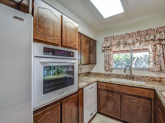 3rd image of 842 N Spur Cir