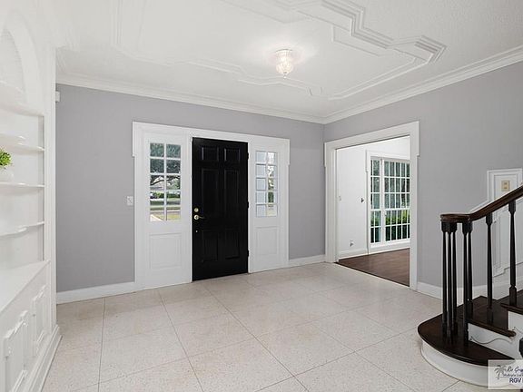 4th image of 501 Lake Dr