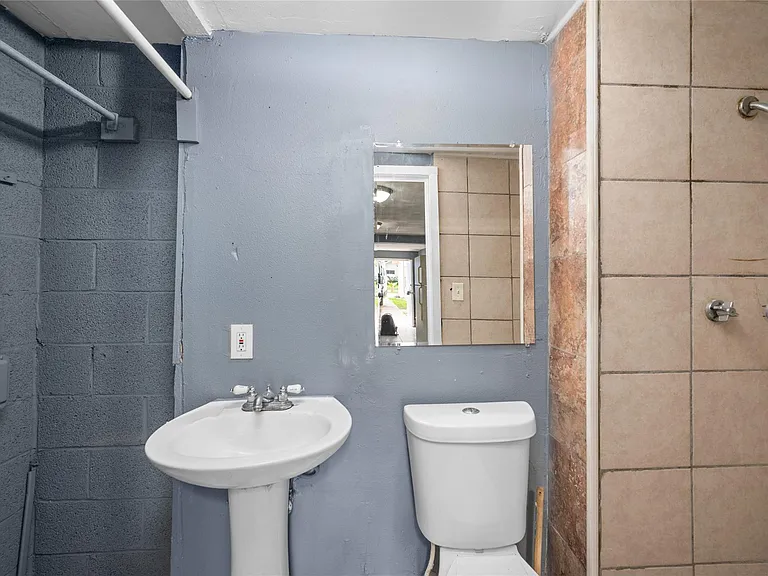 2631 Oakcliff St — Photo 3