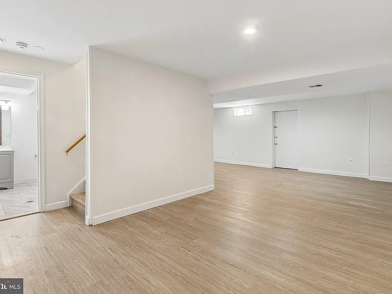 820 Chatsworth Dr — Photo 16