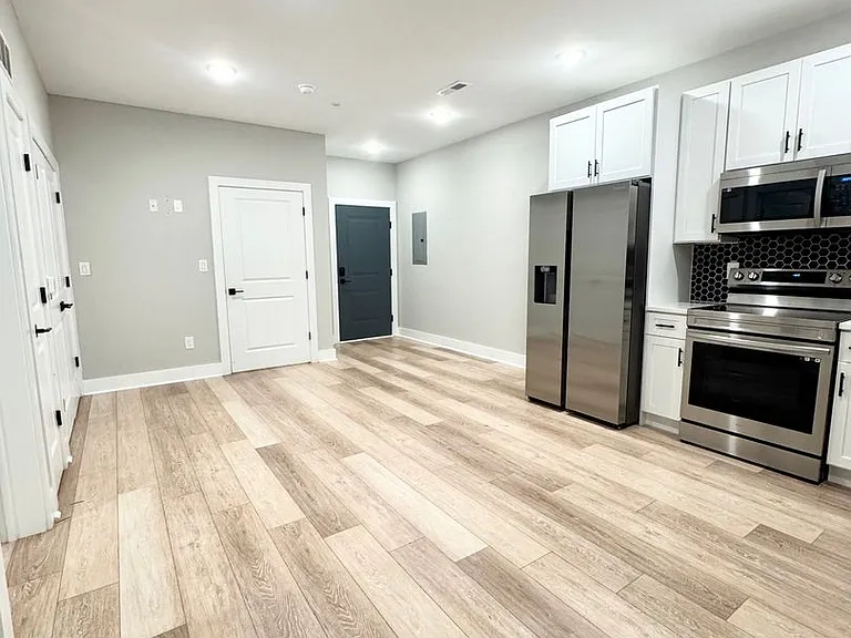 Gorgeous New Diamond St Construction Boasting Luxury Finishes — Photo 31