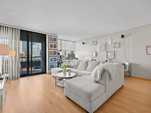 4th image of 501 N Clinton St APT 607