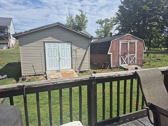 5th image of 110 Pine Ave