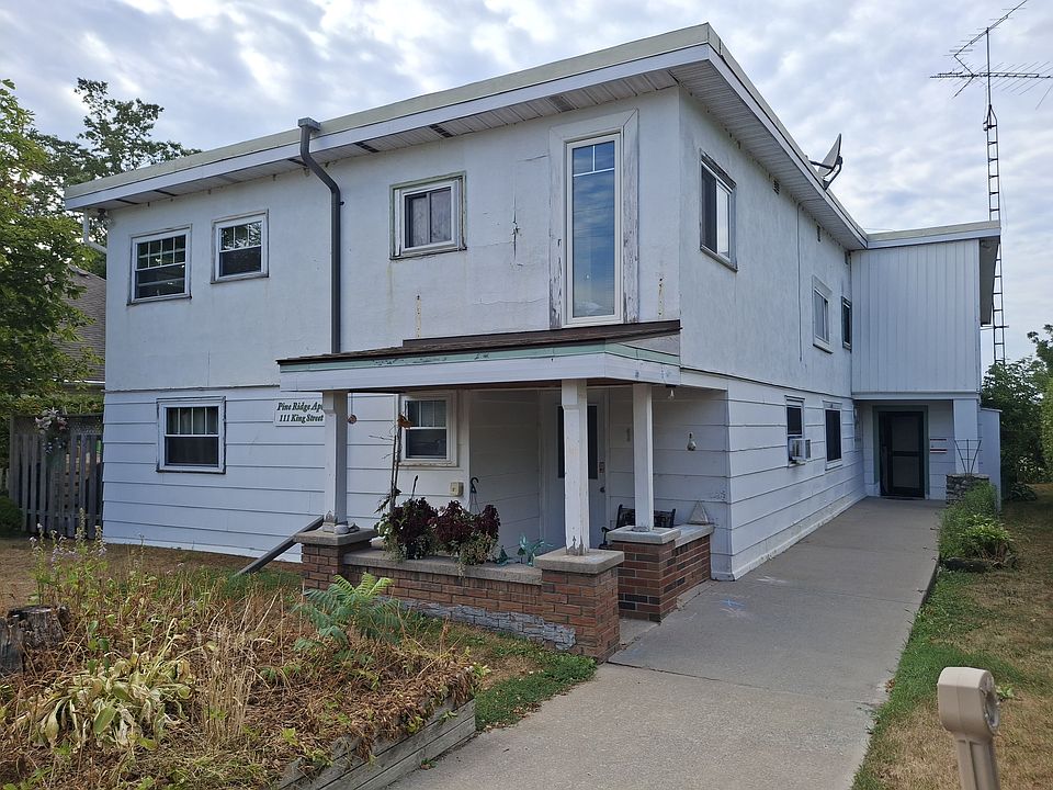 exterior of building. shows entrance to the 6-plex