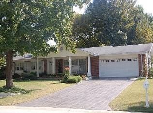 20 Forest Crest Dr, Chesterfield, MO 63017