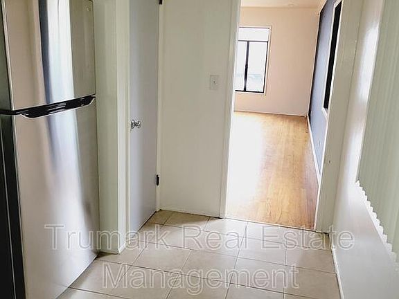 3rd image of 12426 Moorpark St APT A