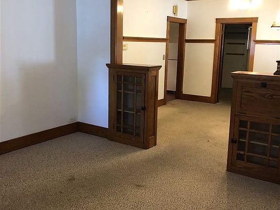 3rd image of 915 W Armstrong Ave