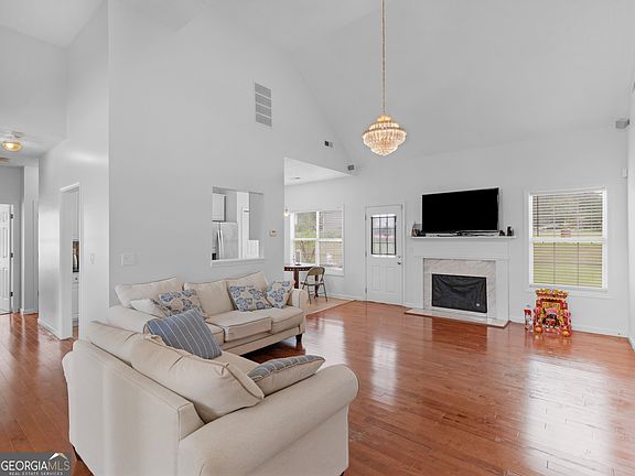 3rd image of 1815 Jeffery Ct