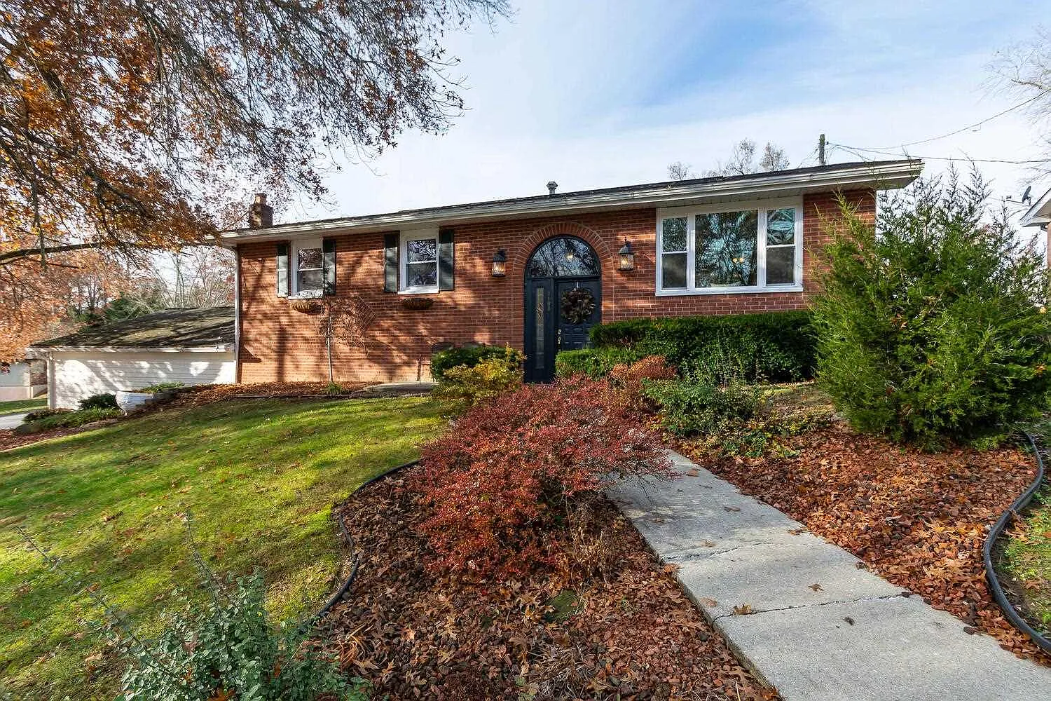 2103 Windwood Dr photo 1