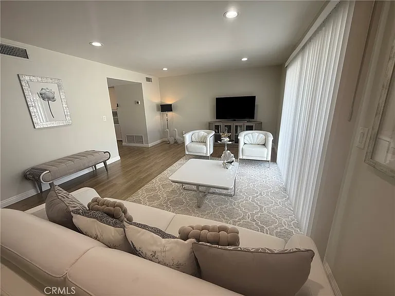 8234 Hamilton Grn — Photo 3