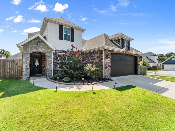 2124 N Woodlark Ln, Fayetteville, AR 72704