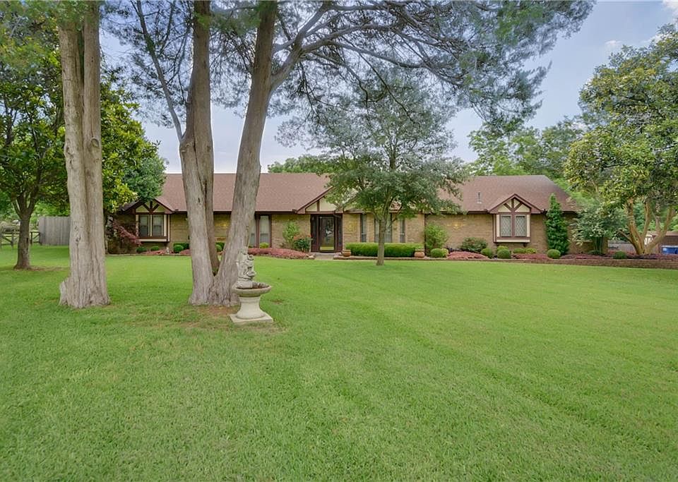 1st image of 204 Willow Creek Ct