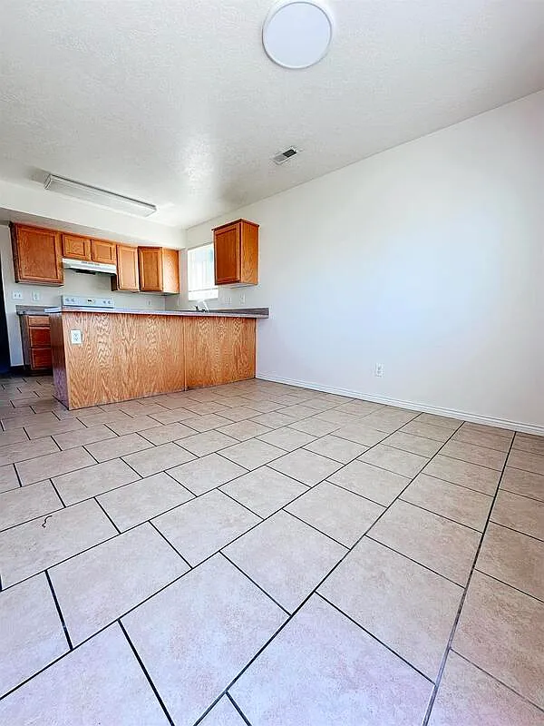 2 bed, 1.5 bath, 1140 sqft, $1,075 — Photo 4