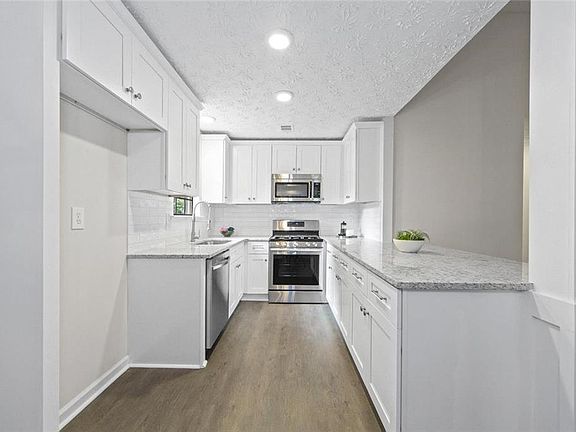 3rd image of 1307 Myrtle Creek Dr