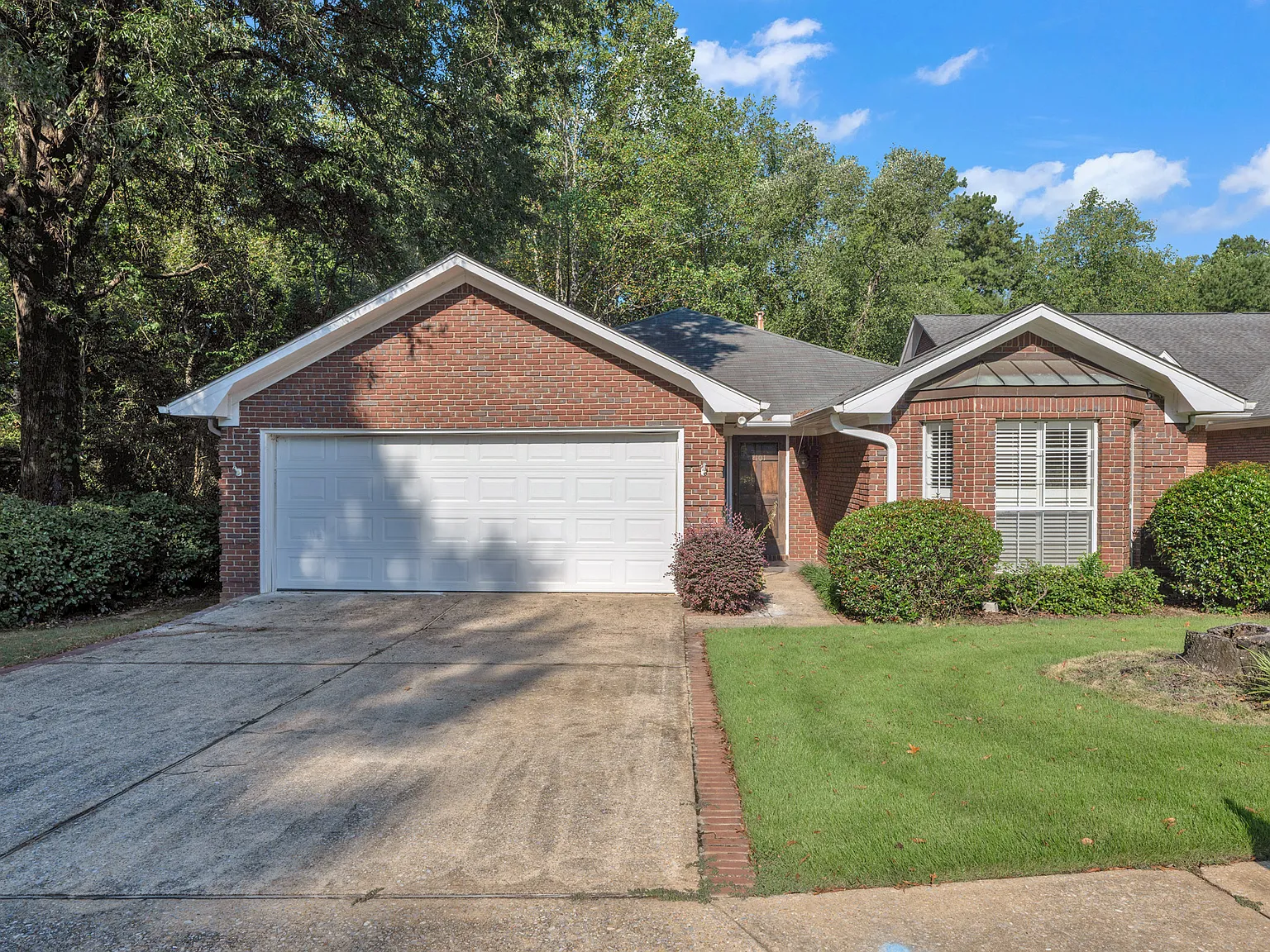 3 bed, 1960 sqft, $2,300 — Photo 1