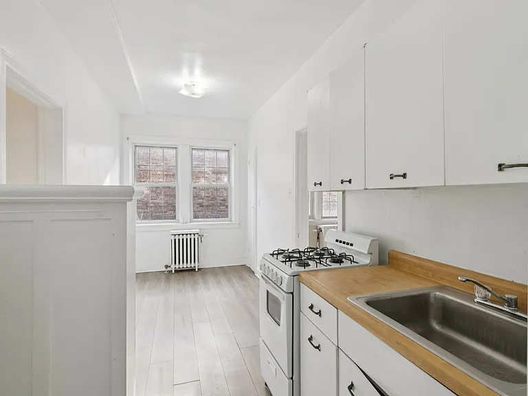 Bayard Manor Apartments — Photo 11