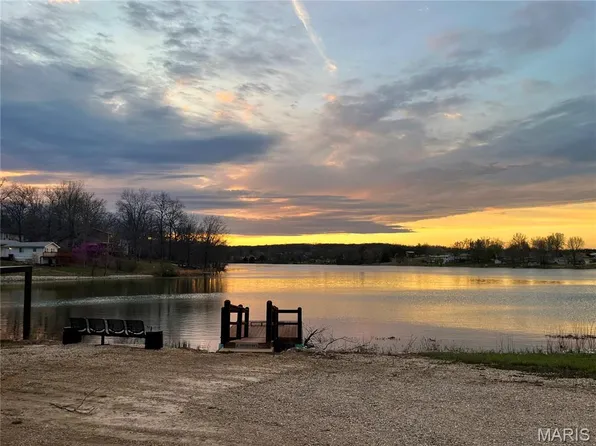 110 S Lake Dr, Leslie, MO 63056