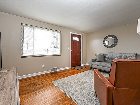 4th image of 107 Hoffman St