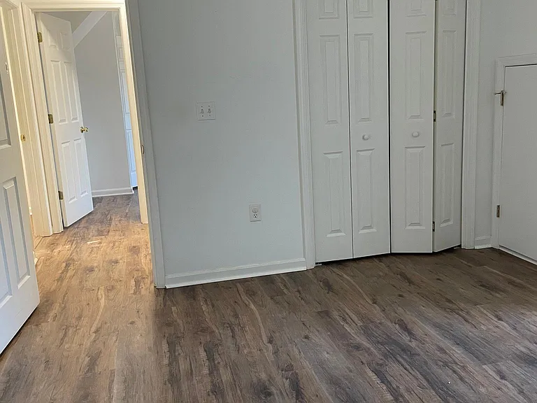 406 Lindenhurst Ct — Photo 23