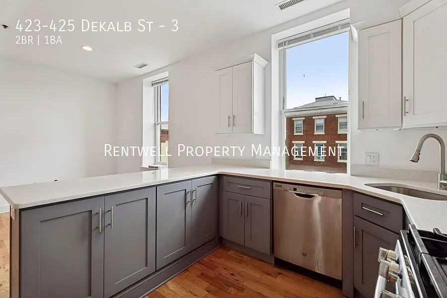 Building Photo - 423-425 Dekalb St #3