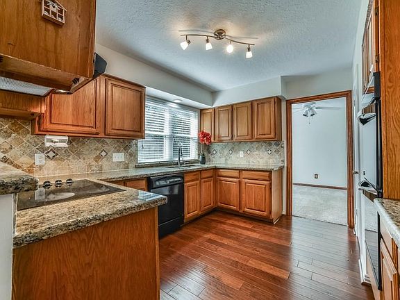 4th image of 2914 Valley Rose Dr