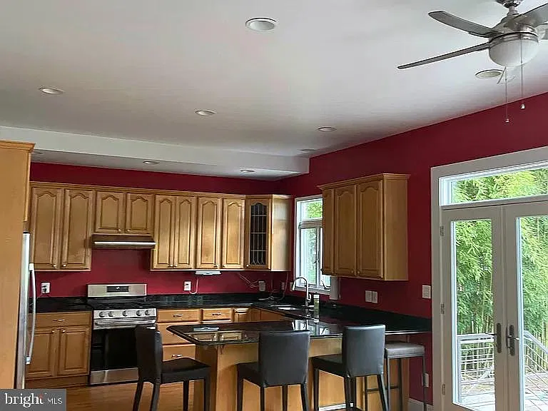 6 bed, 4.0 bath, 3500 sqft, $8,000 — Photo 2