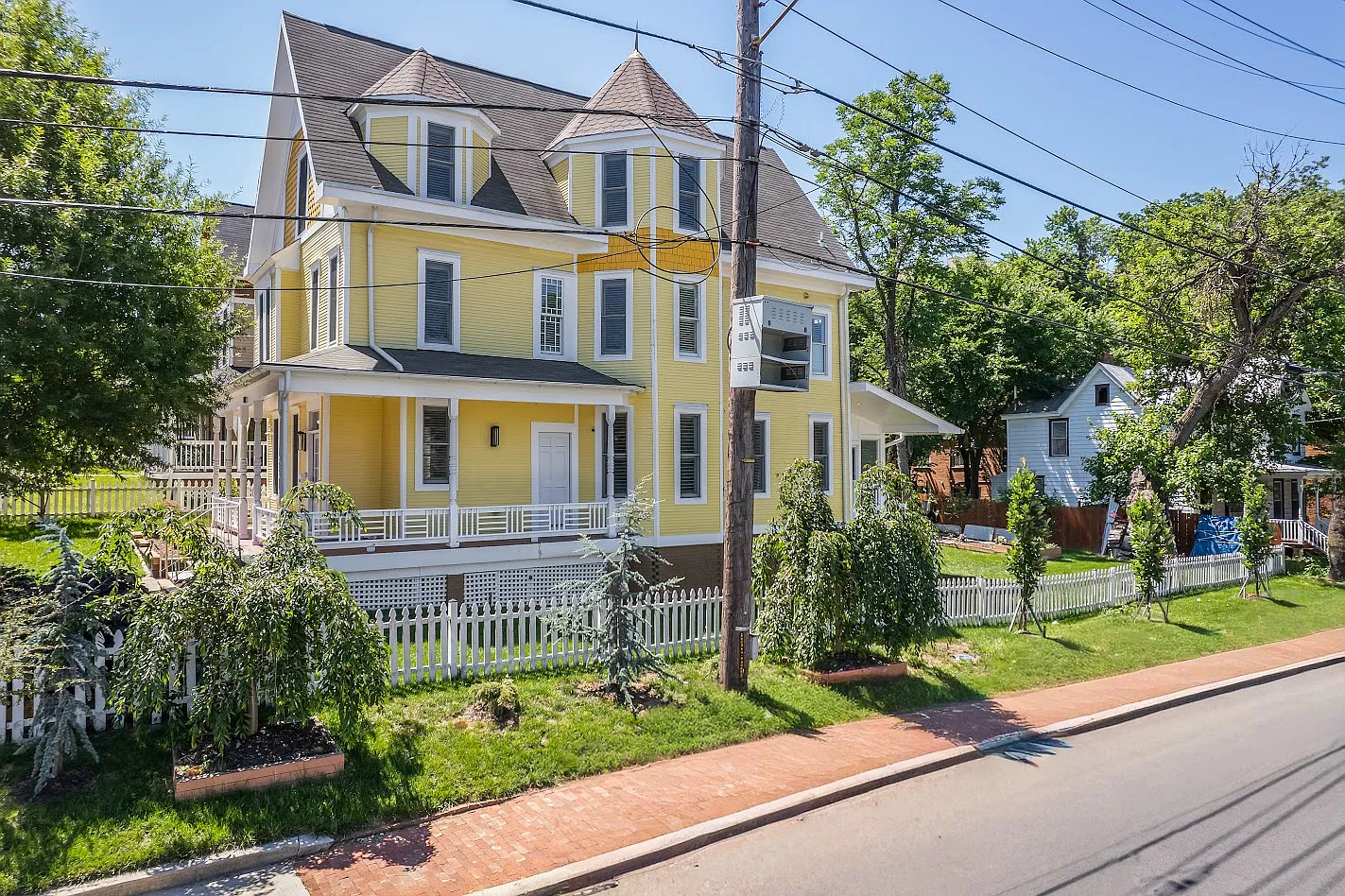 1303 Maple View Pl SE — Photo 1
