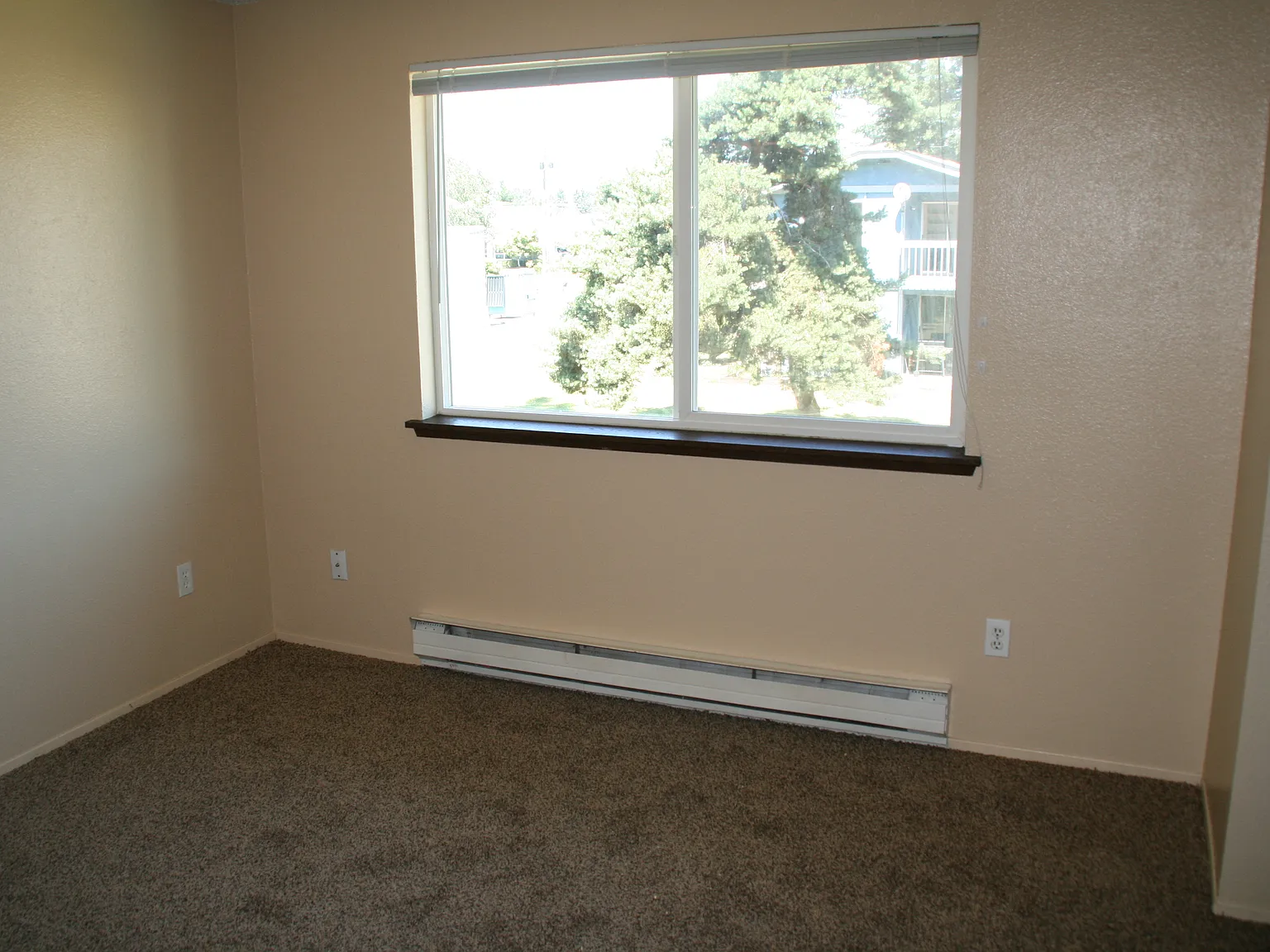 3 bed, 1.5 bath, 1500 sqft, $2,105 — Photo 2