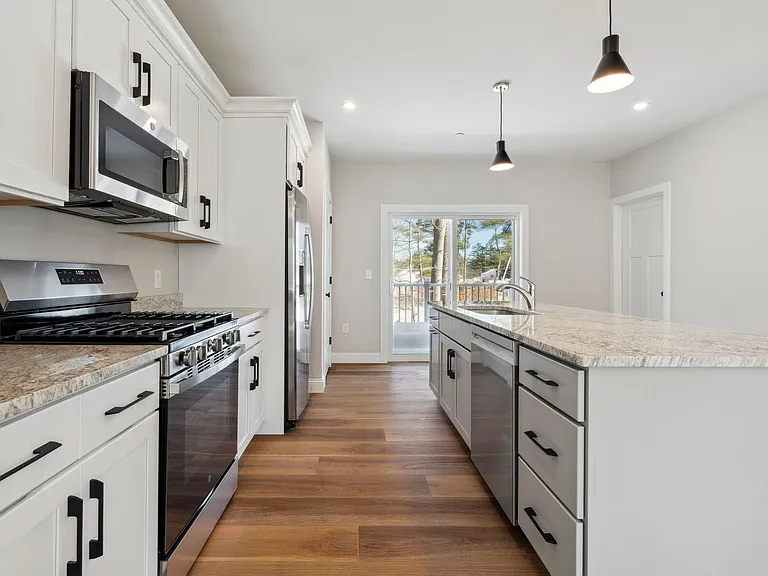 Bayberry Commons- 3 Bedroom 2.5 Bath Townhomes with 2 Car Garage — Photo 41