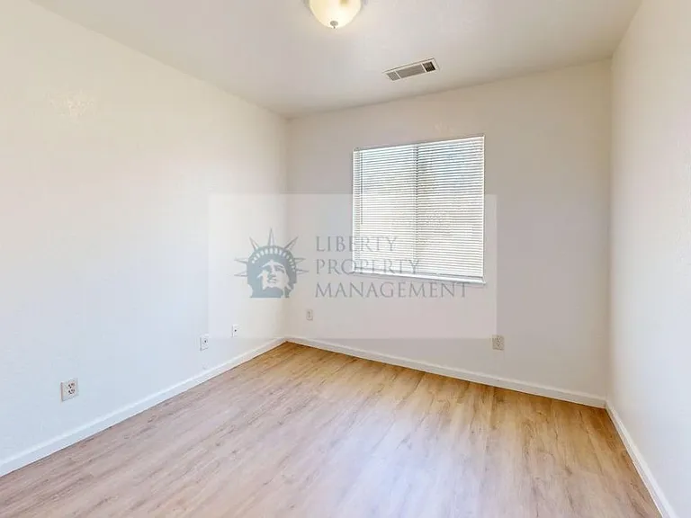 2020 Peggy Ln — Photo 8