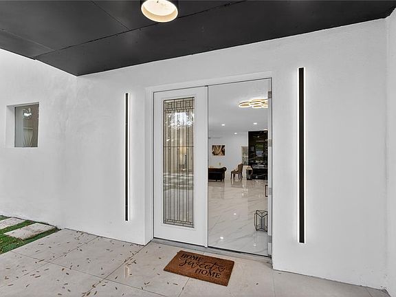 5th image of 305 SWEETWATER CLUB CIRCLE