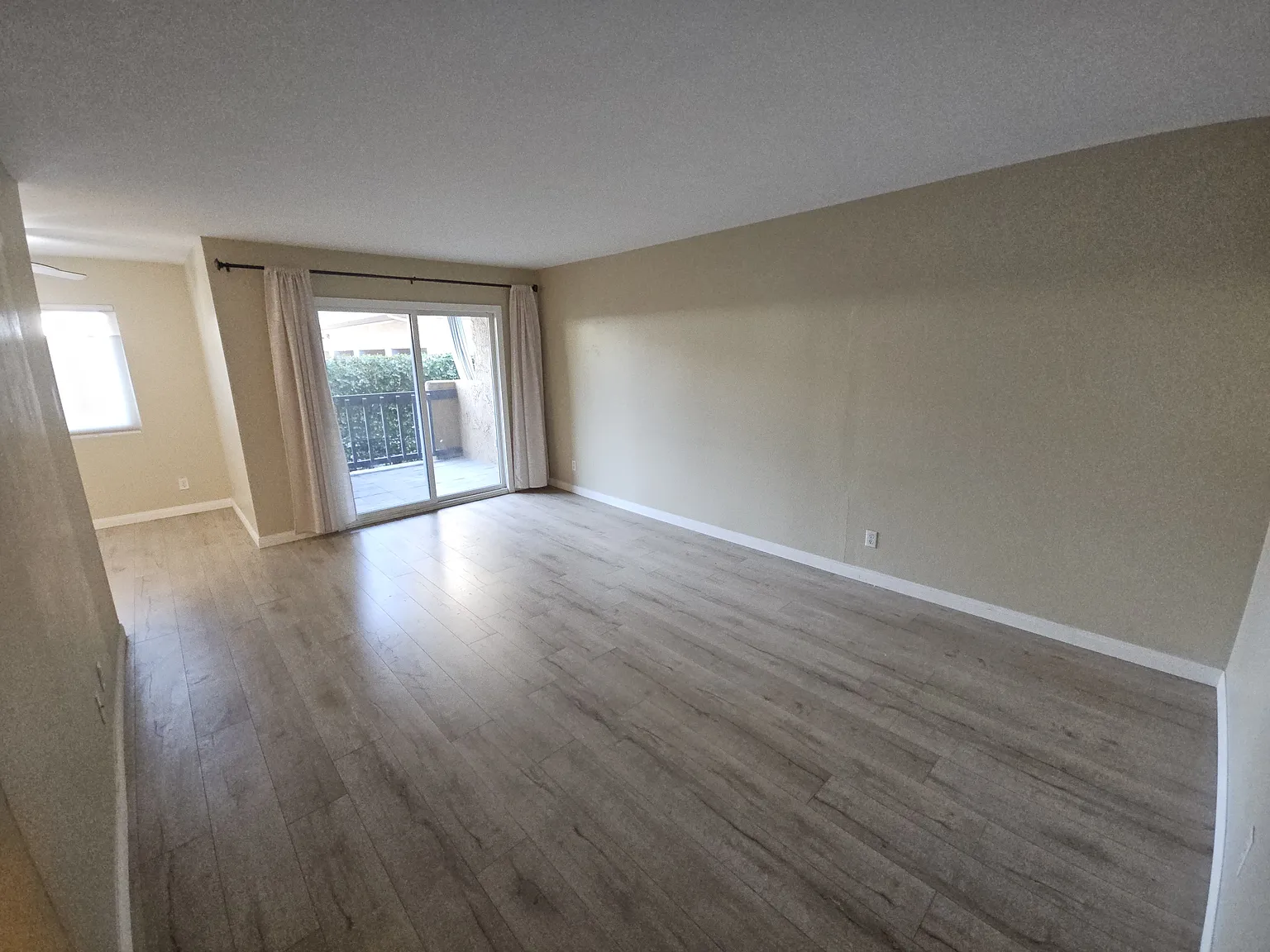 1 bed, 694 sqft, $2,400 — Photo 3