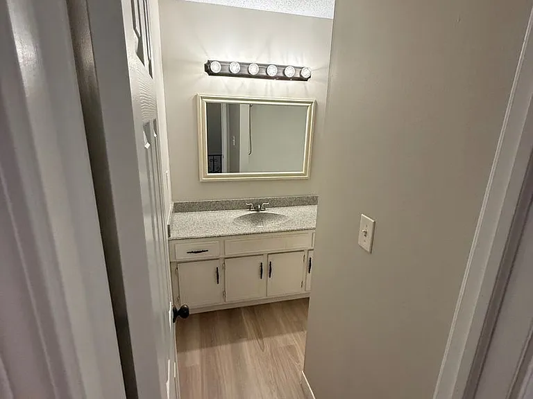 403 Hawthorne Court — Photo 9