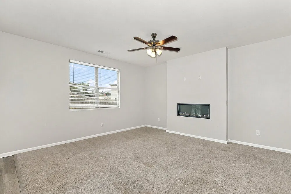4 bed, 3.0 bath, 2570 sqft, $2,345 — Photo 4