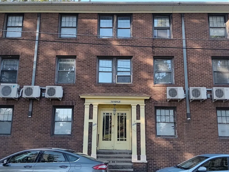 219 5th St NE #202