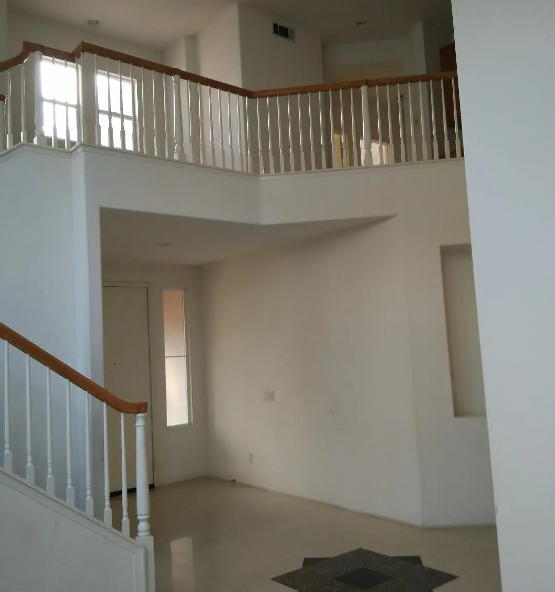 6 bed, 3.5 bath, 3100 sqft, $690 — Photo 2