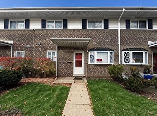 32 1st St #32, Wheeling, IL 60090