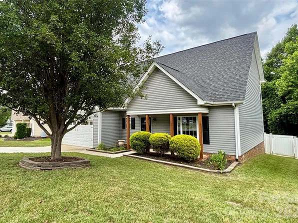 229 17th Ave SE, Hickory, NC 28602