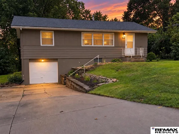 8809 Nicholas St, Omaha, NE 68114
